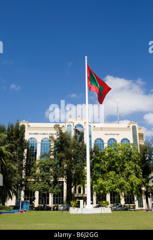 Maledivische Flagge vor einem Regierungsgebäude in Malé (der Hauptstadt der Malediven) Stockfoto