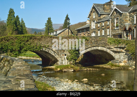 Alte gewölbte Steinbrücke in Beddgelert Snowdonia Stockfoto