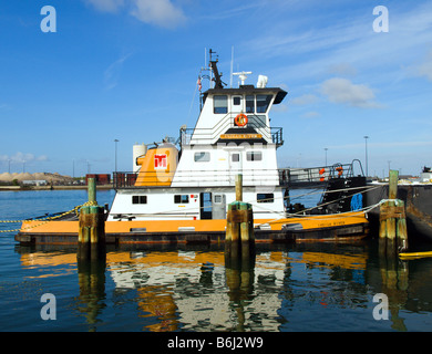 DER SCHLEPPER INDISCHEN FLUSS SCHIEBT HEIZÖL LASTKÄHNE AUF DEM INDISCHEN UND HALIFAX FLÜSSE VON PORTCANAVERAL AN DER OSTKÜSTE VON FLORIDA Stockfoto