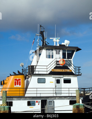 DER SCHLEPPER INDISCHEN FLUSS SCHIEBT HEIZÖL LASTKÄHNE AUF DEM INDISCHEN UND HALIFAX FLÜSSE VON PORTCANAVERAL AN DER OSTKÜSTE VON FLORIDA Stockfoto