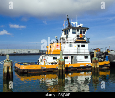 DER SCHLEPPER INDISCHEN FLUSS SCHIEBT HEIZÖL LASTKÄHNE AUF DEM INDISCHEN UND HALIFAX FLÜSSE VON PORTCANAVERAL AN DER OSTKÜSTE VON FLORIDA Stockfoto