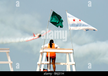 Rettungsschwimmer bei Chicago North Ave, Strand beobachten jährliche Airshow vom Turm Stockfoto