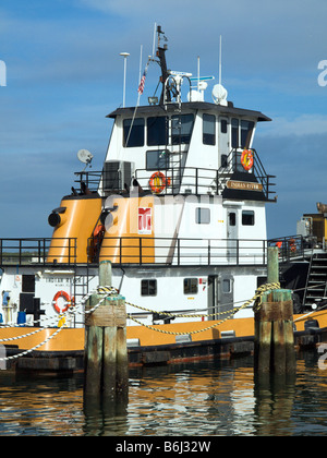 DER SCHLEPPER INDISCHEN FLUSS IN PORTCANAVERAL AN DER ATLANTIKKÜSTE VON FLORIDA Stockfoto