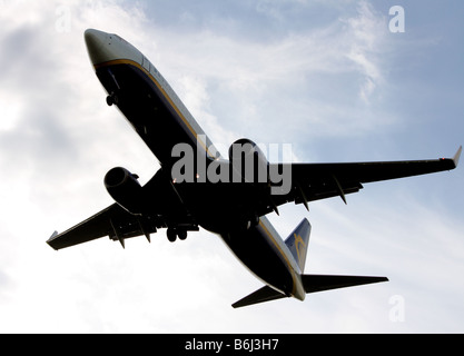 Eine Nahaufnahme eines Ryanair Passagier Flugzeug fliegen overhead und kommen, um zu landen Stockfoto