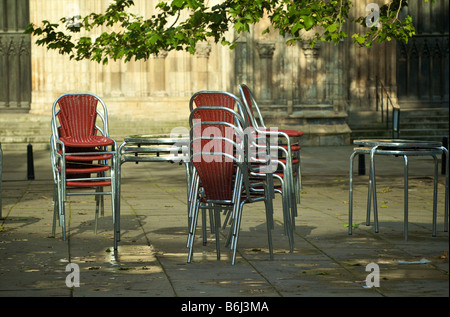 Gestapelten Stühlen außerhalb York Minster, York, England, UK Stockfoto