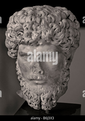 Dramatische Schwarzweißfotografie eines antiken römischen Marmorporträts Kopffragment Kaiser Lucius Verus, das strukturelle Steinschäden an der Nase zeigt Stockfoto