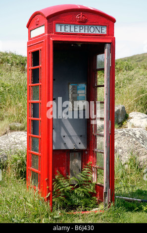 Stillgelegten britischen roten Kasten Telefonzelle mit einer fehlenden Tür. Stockfoto