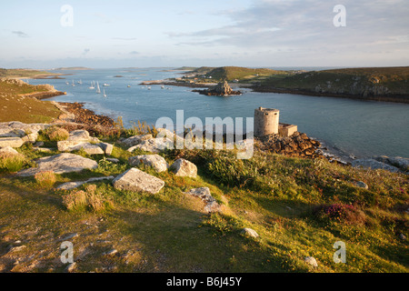 Der Blick vom König Charles Burg auf Tresco Blick hinunter auf Cromwells Burg und Bryher, Isles of Scilly. Stockfoto