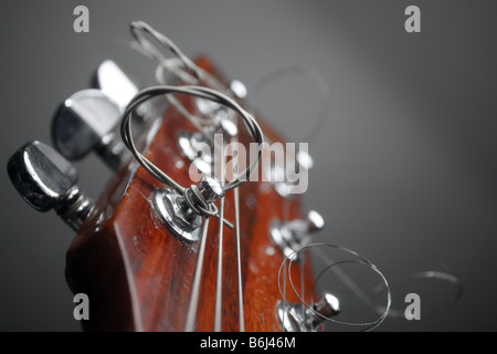 Der Hals eine hölzerne Akustikgitarre, zeigt der tuning Heringe und Gitarre. Stockfoto