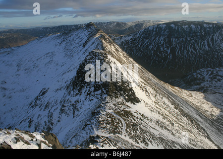 Rückblick auf ein Schnee bedeckt Striding Edge von Lakelandpoeten Stockfoto