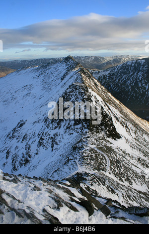 Rückblick auf ein Schnee bedeckt Striding Edge aus Lakelandpoeten, North East Lake District National Park. Stockfoto