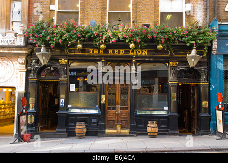 Das Red Lion Pub in St James in London England UK Stockfoto