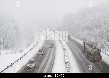 Schwierigen Straßenbedingungen auf einer Schweizer Autobahn Stockfoto