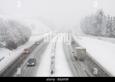 Schwierigen Straßenbedingungen auf einer Schweizer Autobahn Stockfoto