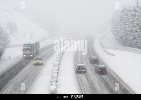 Schwierigen Straßenbedingungen auf einer Schweizer Autobahn Stockfoto