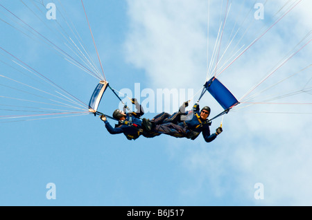 Zwei Mitglieder der Elite stunt US Navy Leap Frog Fallschirm Team durchführen, ein Bein verbinden Stockfoto