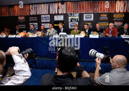 PRESSE-FOTOGRAFEN AUF EINER PRESSEKONFERENZ IM HILTON CARDIFF VOR DEM SPIEL ZWISCHEN JOE CALZAGHE UND MIKEL KESSLER UK 2007 Stockfoto