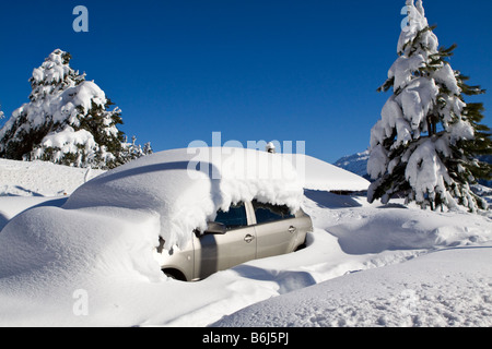 Auto gefangen unter dem Schnee in den Schweizer Alpen, Schweiz Stockfoto