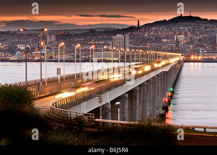 Die Tay-Straßenbrücke über den Fluss Tay bei Dundee in Schottland von der Fife-Bank auf die Stadt und das Gesetz-Hügel. Stockfoto