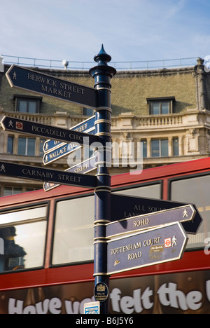 Anzeichen für eine Wegbeschreibung am Oxford Circus in central London England UK Stockfoto