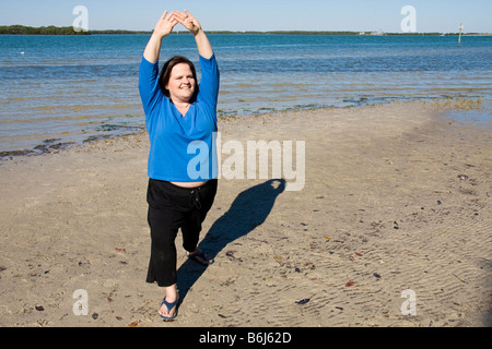 Schöne plus Größe Modell streckte am Strand Stockfoto