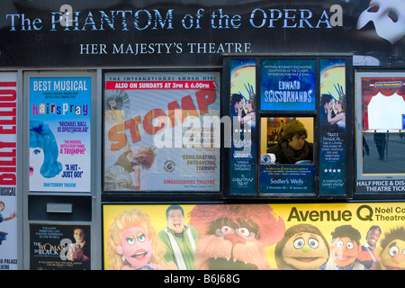 Box Office-Kiosk-Fenster umgeben von Plakaten für zeigt direkt an der Charing Cross Road, London Stockfoto