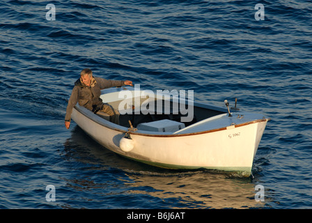 Alter Mann im Boot Angeln mit Hand-Linie Stockfoto