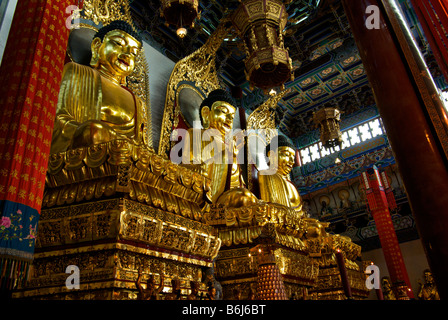 Drei reich verzierte Gold Buddhas vertreten dieselbe Person in Vergangenheit Gegenwart Zukunft bei Tang Dynastie Zhenjiang buddhistischer Tempel Stockfoto