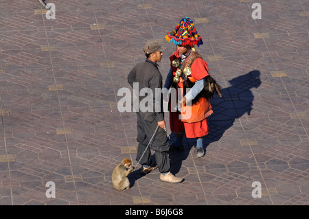 Waterseller und Mann mit Affe, Djemaa el Fna Platz in Marrakesch Stockfoto