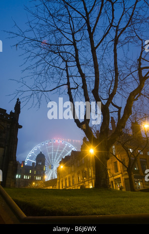 Das große Rad Exchange Square Manchester England von der Kathedrale am frühen Abend winter Stockfoto