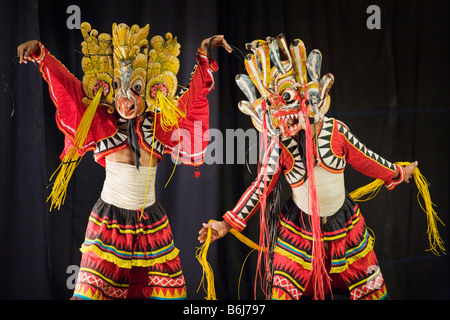 Kandy-Tänzer in Masken und Kostüme, die Durchführung auf der Bühne in Kandy, Sri Lanka Stockfoto