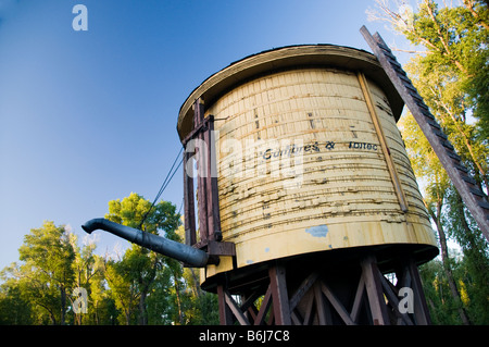 Erhöhten hölzernen Wassertank in Chama New Mexico bei Zugdepot eingesetzt Stockfoto