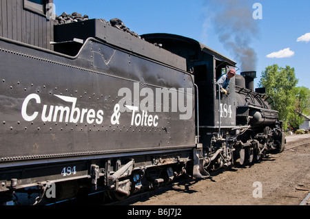 Old fashioned Vintage-Lokomotive Zug Motor auf Schienen bewegt Stockfoto