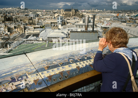 Paris Frankreich A Tourist blickt quer durch die Stadt von der Panoramaterrasse des Kaufhaus La Samaritaine Stockfoto