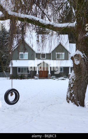 Haus außen im Winterschnee bedeckt Stockfoto