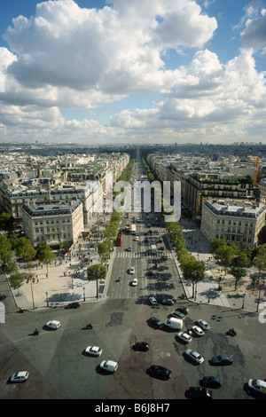Paris Frankreich Blick vom Arc de Triomphe auf dem Place Charles de Gaulle die Champs Elysées 8. Arrondissement Stockfoto