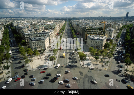 Paris Frankreich Blick vom Arc de Triomphe auf dem Place Charles de Gaulle die Champs Elysées 8. Arrondissement Stockfoto