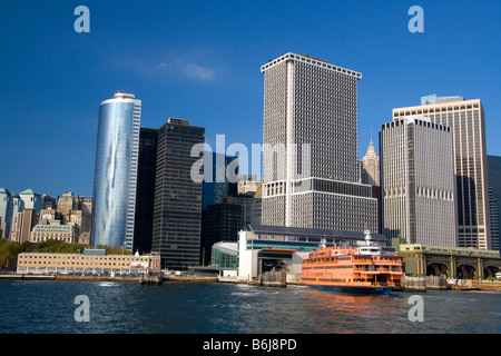 Fähre nach Staten Island in der Nähe von Battery Park im unteren Manhattan New York City New York USA angedockt Stockfoto