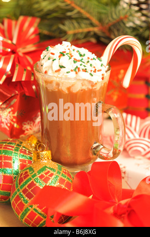 Bunte Urlaub Weihnachten Szene der heißen Schokolade mit Sahne und Streusel auf Tabelle mit Weihnachten Geschenke und Flitter. Stockfoto