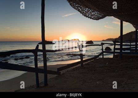 Sundawn an der Strandbar Agua Blanca, Ibiza, Spanien Stockfoto