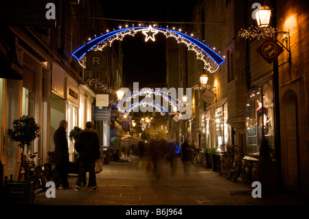 Rose Crescent in Cambridge, Weihnachts-Einkäufer in den frühen Abendstunden. Stockfoto