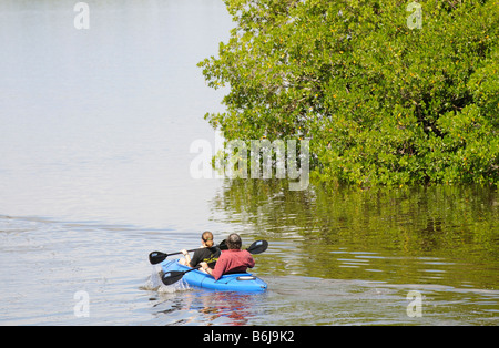 J N Ding Darling National Wildlife Refuge-Mann und Frau Kajak auf Tarpon Bay Sanibel Island Florida USA Stockfoto