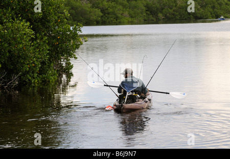 J N Ding Darling National Wildlife Refuge Mann Angeln vom Kajak Sanibel Island Florida USA Stockfoto