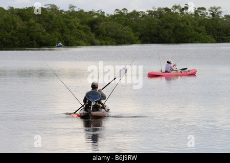 J N Ding Darling National Wildlife Refuge-Mann und Frau Kajak Fischerei vor Sanibel Island Florida USA Stockfoto