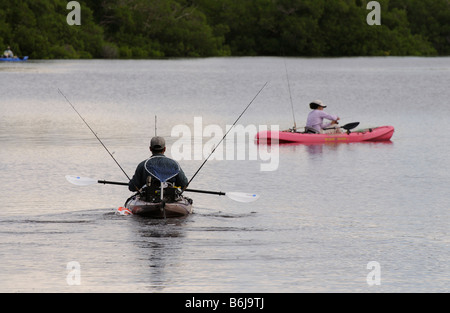 J N Ding Darling National Wildlife Refuge-Mann und Frau Kajak Fischerei vor Sanibel Island Florida USA Stockfoto