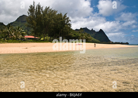 Kitesurfer auf Tunnel (Makua) Strand, Haena, Kauai, Hawaii Stockfoto