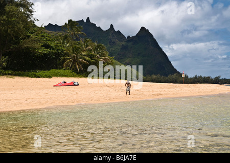 Kitesurfer auf Tunnel (Makua) Strand, Haena, Kauai, Hawaii Stockfoto