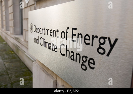 Ein Zeichen außerhalb der Abteilung für Energie und Klima ändern in Whitehall, London UK Stockfoto