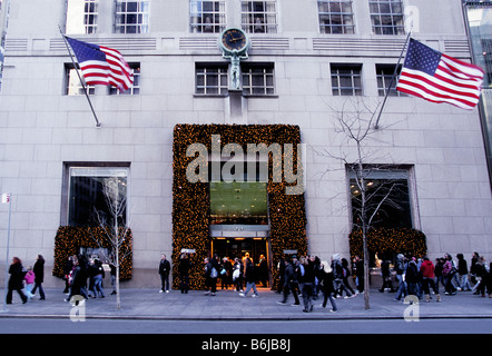 New York City Tiffany und Firmengebäude Weihnachts-Shopping auf der Fifth Avenue USA Stockfoto