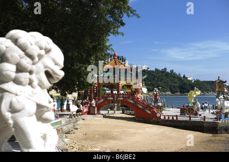 Löwe Skulptur und ein roter Pavillon am Repulse Bay Hong Kong Stockfoto